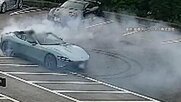 スポーツカーが“迷惑ドリフト”白煙上げ旋回　「こんな所でよくやったな」富士山が一望できる施設の無料駐車場で…タイヤ痕くっきり