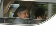 天皇皇后両陛下が那須御用邸での静養終え帰京　集まった人に手を振り、皇居に戻られる