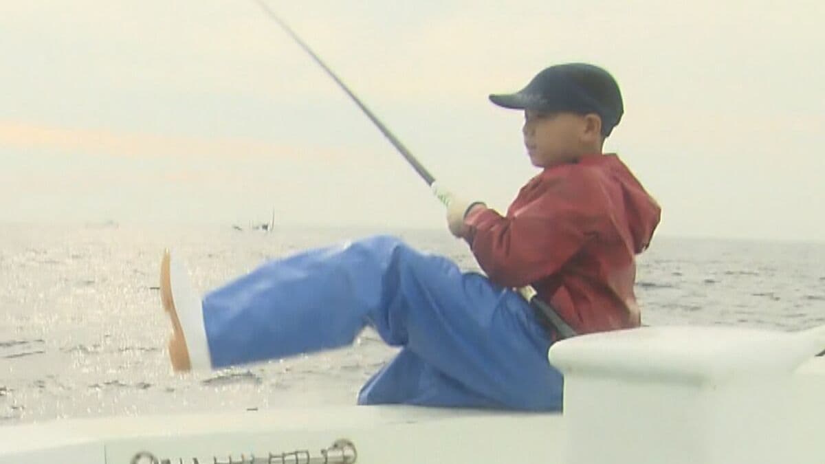 カツオの一本釣り」に挑む少年 憧れの存在…漁師である祖父・父の背中を追って 親子3代でカツオ一本釣り漁｜FNNプライムオンライン