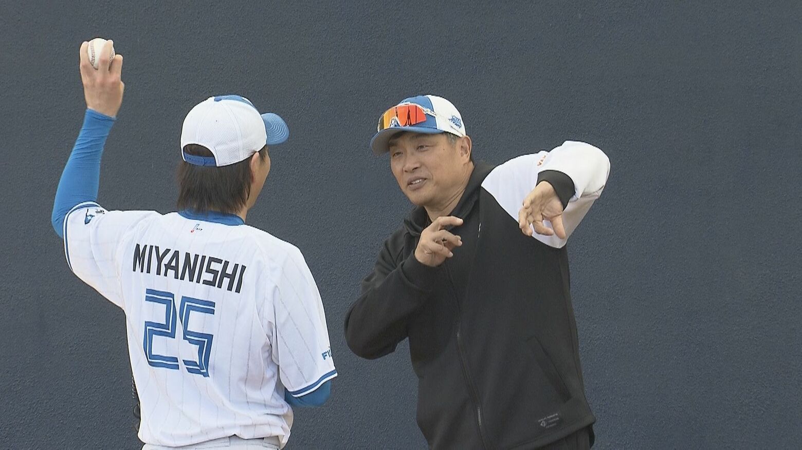 【ファイターズ】“球界のレジェンド”が“北の鉄腕”に熱血指導 新庄監督「お前はまだガキんちょや！」｜FNNプライムオンライン