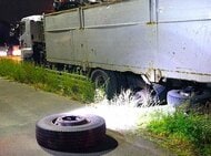 大型貨物自動車の”左後輪タイヤ”2本とも脱落―タイヤは道路を300メートル転がり続け駐車中の車に衝突して止まる―巻き込まれやケガ人なし―10月下旬に業者にタイヤ交換をお願いしたばかり〈北海道北広島市〉