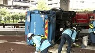 東京・港区の浜離宮近くで高級外車など3台絡む事故　ゴミ収集車が横転　運転手らけがも命に別状なし