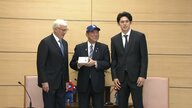 ドジャース・佐々木朗希が石破首相にサイン入りの帽子をプレゼント　開幕戦へ「できることを精いっぱい」