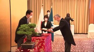 秋の叙勲・褒章 知事伝達式 各分野で功績の受章者21人出席<岩手県>
