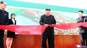 健在誇示する金正恩委員長の隣に妹・金与正氏 内外に権威アピール…大学では「王女様クラス」 幻の夫は超エリート?