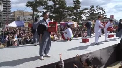 城の天守前で「福は内！」　広島・福山城で節分3日前 ”ちょっとだけ早い豆まき”開催