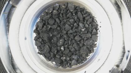 生命の起源はアミノ酸よりも“黒い炭”という新説登場　「はやぶさ2」が持ち帰ったリュウグウのカケラを広島大が分析