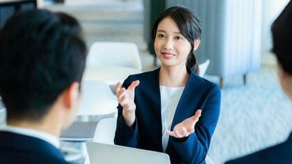 「腹」を意識すると会話に“深さ”が出てくる。「頭」でも「胸」でもない言葉のポジション