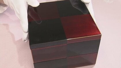 まんじゅうの下に純金小判60枚！これは…時代劇の名シーン、三越が商品化　約2500万円で販売