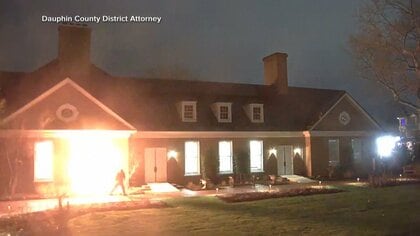 州知事公邸に火炎瓶を投げ入れ放火　寝室につながるドアをハンマーで叩く男の犯行の様子公開　アメリカ・ペンシルベニア州