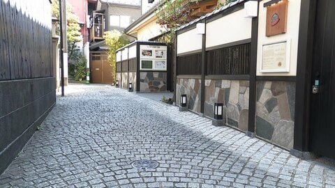 石畳には“恋愛運アップ”の石も　風情残る東京・神楽坂の横丁　4月5日は「横丁の日」