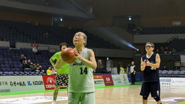 バスケット大好き 100歳のバスケットボール選手、北海道在住の在間弘さんが引退試合 ここ