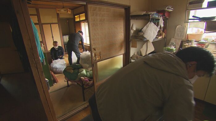 和室で荷物の搬出作業を進める 散乱した物品を丁寧に整理していく
