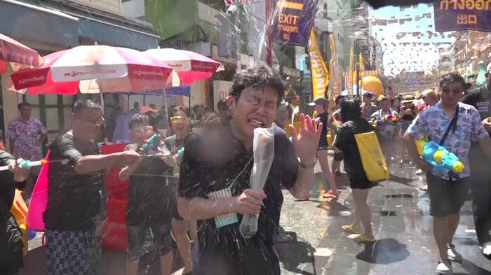 取材中、突然水を浴びせられ全身びしょぬれになる記者（バンコク　カオサン通り）