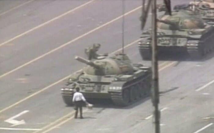 戦車の前に立ちはだかる市民 1989年6月