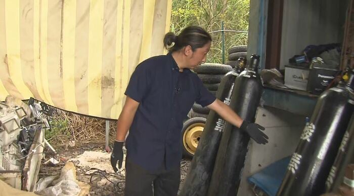 隠しておいた場所を説明する男性