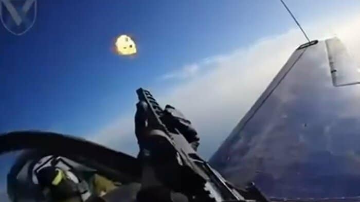 後部座敷からロシアの自爆ドローンを撃墜（ウクライナ第11陸軍航空旅団　公式Facebookより）