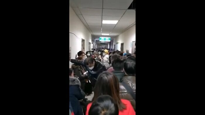 混雑している武漢市の病院内