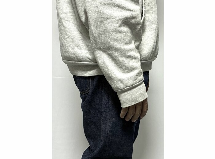 袖先が手の甲の半分より長いとだぼだぼに見えてしまう（特集班撮影）