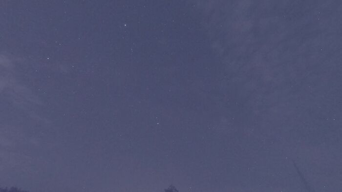 この日の夜はやや曇り空…