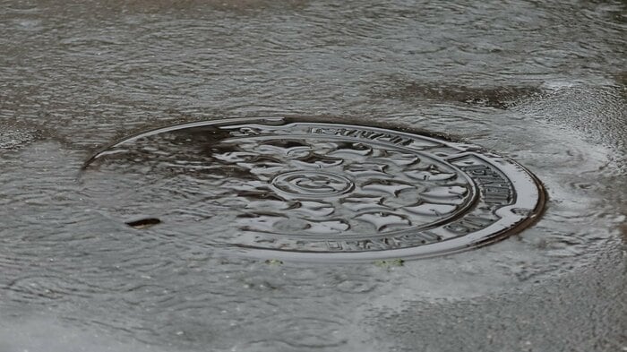 大雨のマンホールには近づかないで(画像はイメージ)