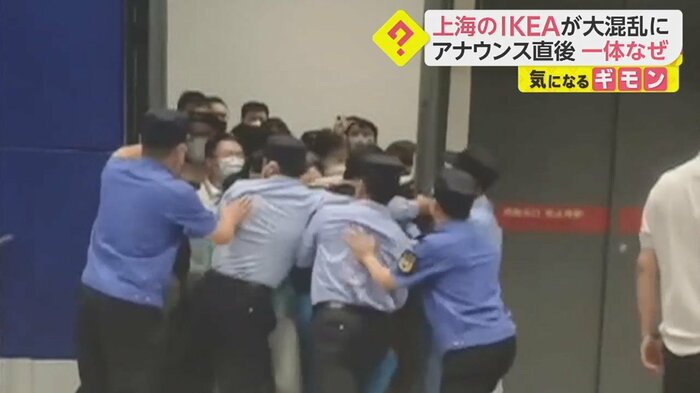 外へ出ようとする人たちが押し返し…