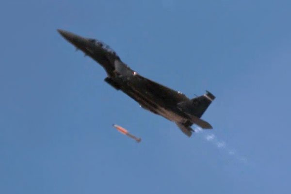 米空軍F-15Eストライク・イーグル戦闘攻撃機からのB61-12核爆弾(模擬弾)投下試験(SandiaLabNewsより)