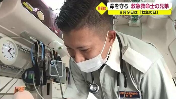 救急搬送された子供の不安を取り除くため、ぬいぐるみを手に持ち励ますという