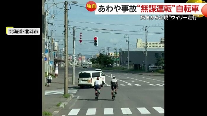 信号無視で交差点に侵入するロードバイク(視聴者提供)