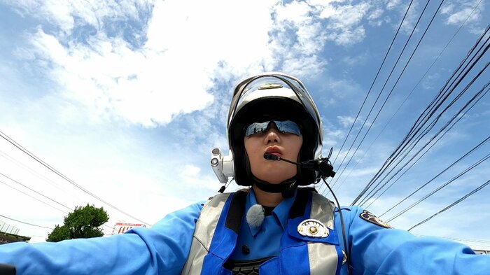 ヘルメットと厚手の制服に身を包みながらの取り締まり