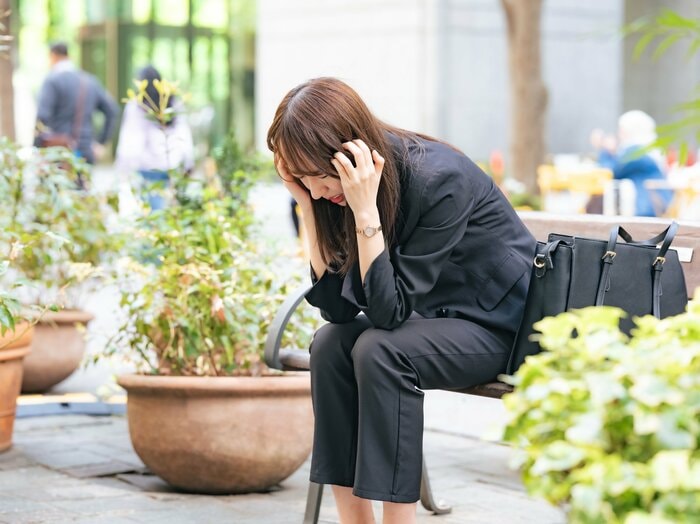 新人の言動を上司に相談するがモヤモヤが募っていく（画像：イメージ）