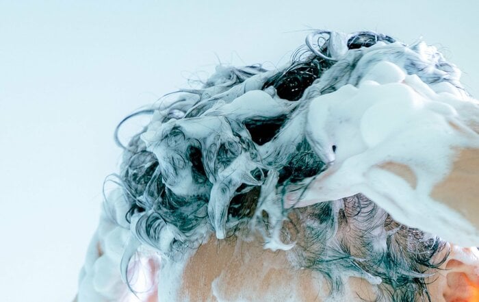 指で頭皮をゴシゴシこすって洗うのは間違い（画像はイメージ）