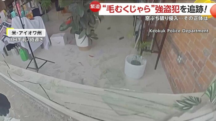 ガラスが割られていた窓から店内に入る瞬間