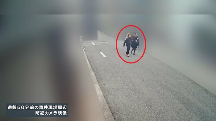 女性の腕をつかみ、小走りに走る容疑者とみられる男