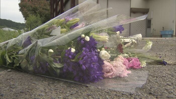 事件現場に手向けられた花