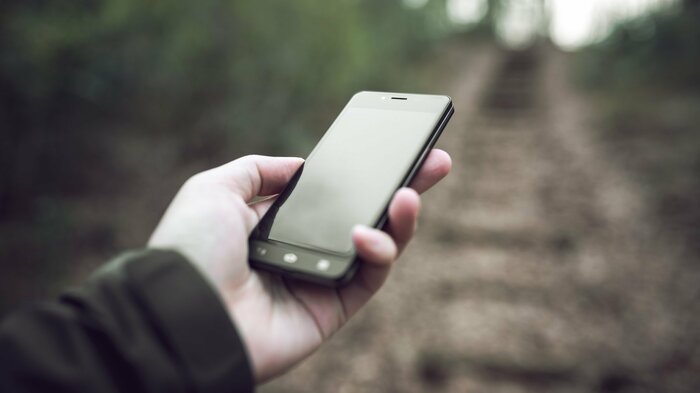ネットやスマホは便利だが、災害時にはつながらなくなる可能性も(画像はイメージ)