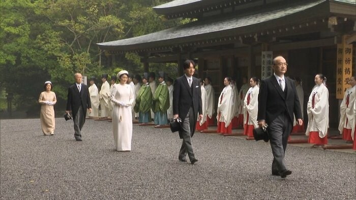 神楽殿前を歩かれる秋篠宮ご夫妻(21日)