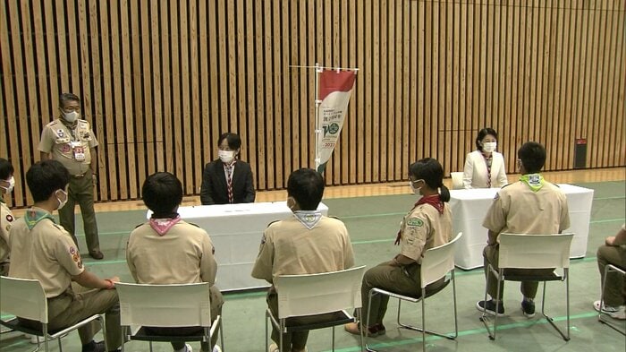 ボーイスカウト代表の中学生と懇談された秋篠宮ご夫妻(8月7日 東京・大田区)