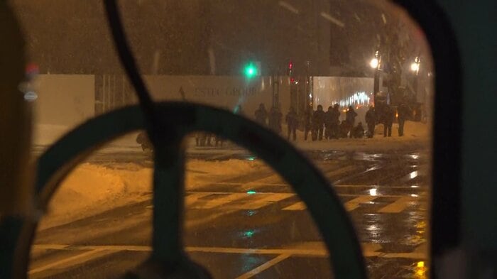 大勢の鉄道ファンがカメラを構える