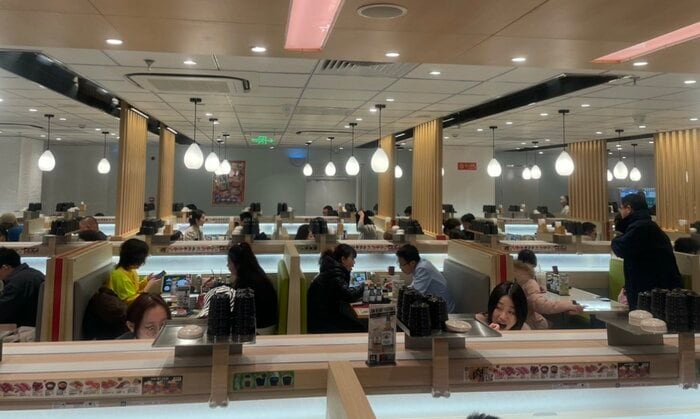 大勢の客が訪れている北京市の回転寿司店