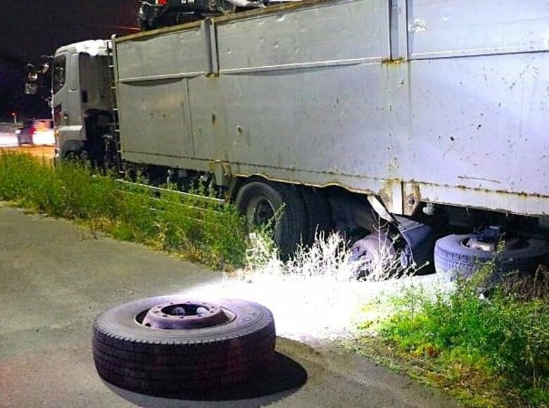 大型貨物自動車の”左後輪タイヤ”2本とも脱落―タイヤは道路を300メートル転がり続け駐車中の車に衝突して止まる―巻き込まれやケガ人なし―10月下旬に業者にタイヤ交換をお願いしたばかり〈北海道北広島市〉｜FNNプライムオンライン