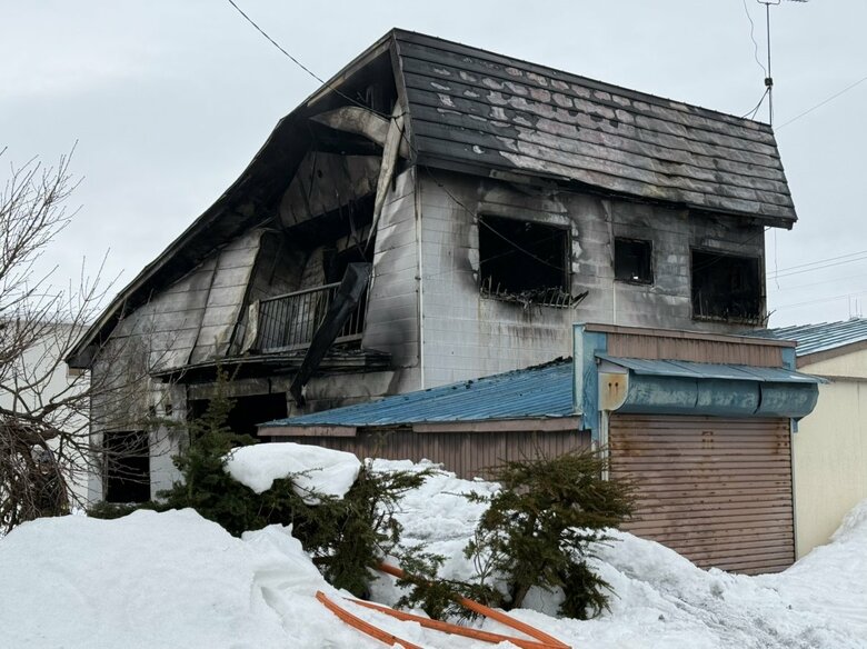【火事速報】「建物が燃えていて…“人に火”がついている」2階建て住宅から出火…この家にいた女性2人を搬送―消防車など9台で消火活動続く〈北海道士別市〉｜FNNプライムオンライン