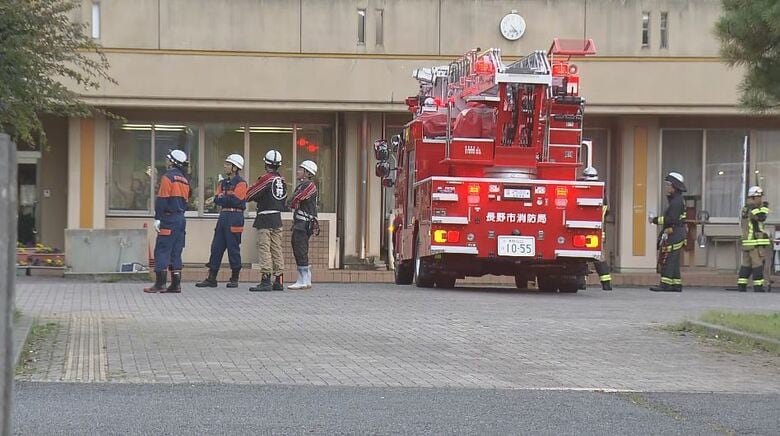小学校で「3階から出火」　校舎から白い煙、焦げ臭いにおい…　教室のわらの束が焼ける　児童はすでに下校、教職員は全員避難　長野市の信州大学付属長野小学校｜FNNプライムオンライン