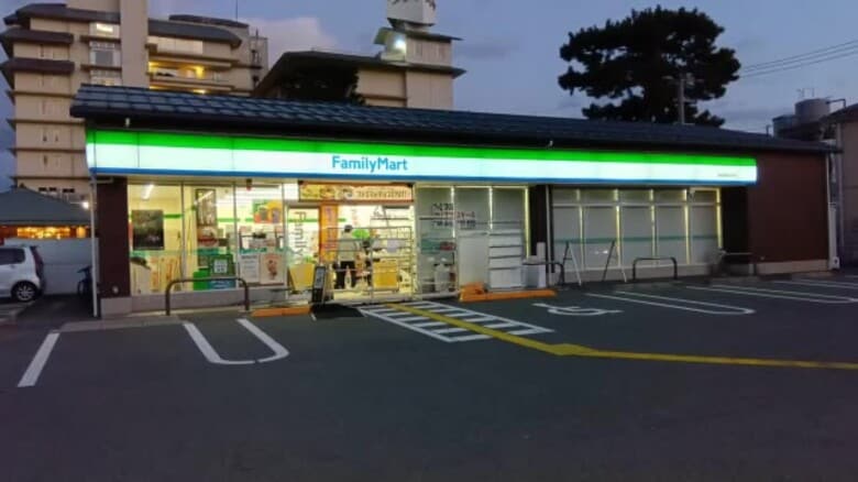 車がコンビニ入口に突っ込み大破　運転の50代女性「アクセルとブレーキを踏み間違えた」（鳥取）｜FNNプライムオンライン