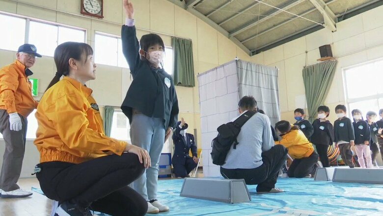 もうすぐ1年生「横断歩道は手を挙げ左右確認」　長野・小諸市で年長さん対象に「交通安全教室」｜FNNプライムオンライン