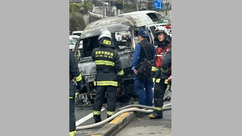 【速報】長崎市で介護用タクシーが炎上　エンジンルームから出火か　けが人なし｜FNNプライムオンライン