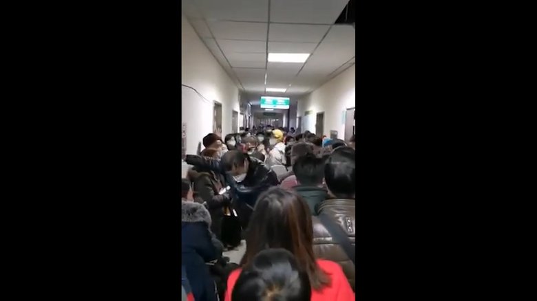 混雑している武漢市の病院内