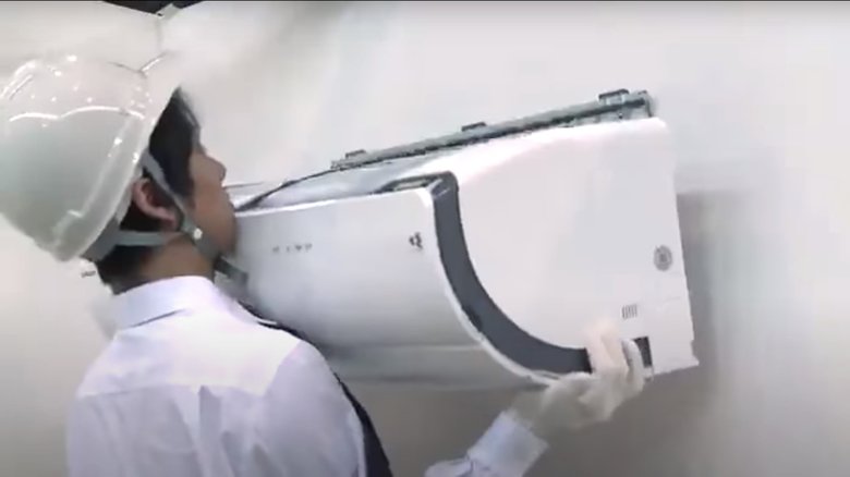 取付板の上から室内機を取り付ける(画像提供:ダイキン工業)