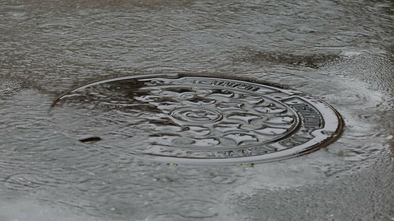 大雨のマンホールには近づかないで(画像はイメージ)