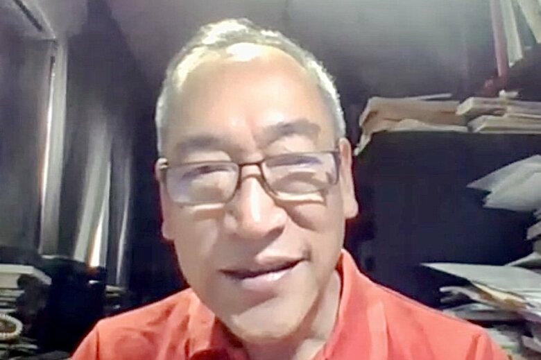 インタビューに応じる樋口隆一氏